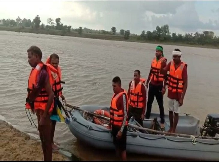 साइकिल से डैम पार करते समय जलस्तर बढ़ने से बह कर नदी के बीच में फंसा