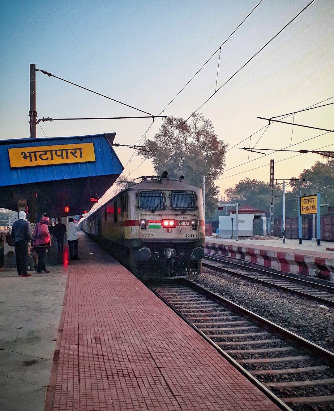 लोकल ट्रेन प्रारंभ न होने से यात्री परेशान