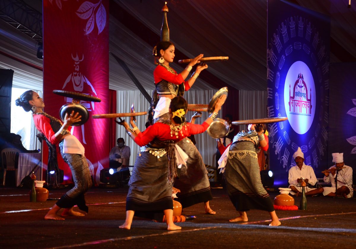 लद्दाख के जबरो, असम के बीहू, सिक्किम के तमांग सेला नृत्य की हुई आकर्षक प्रस्तुतियां