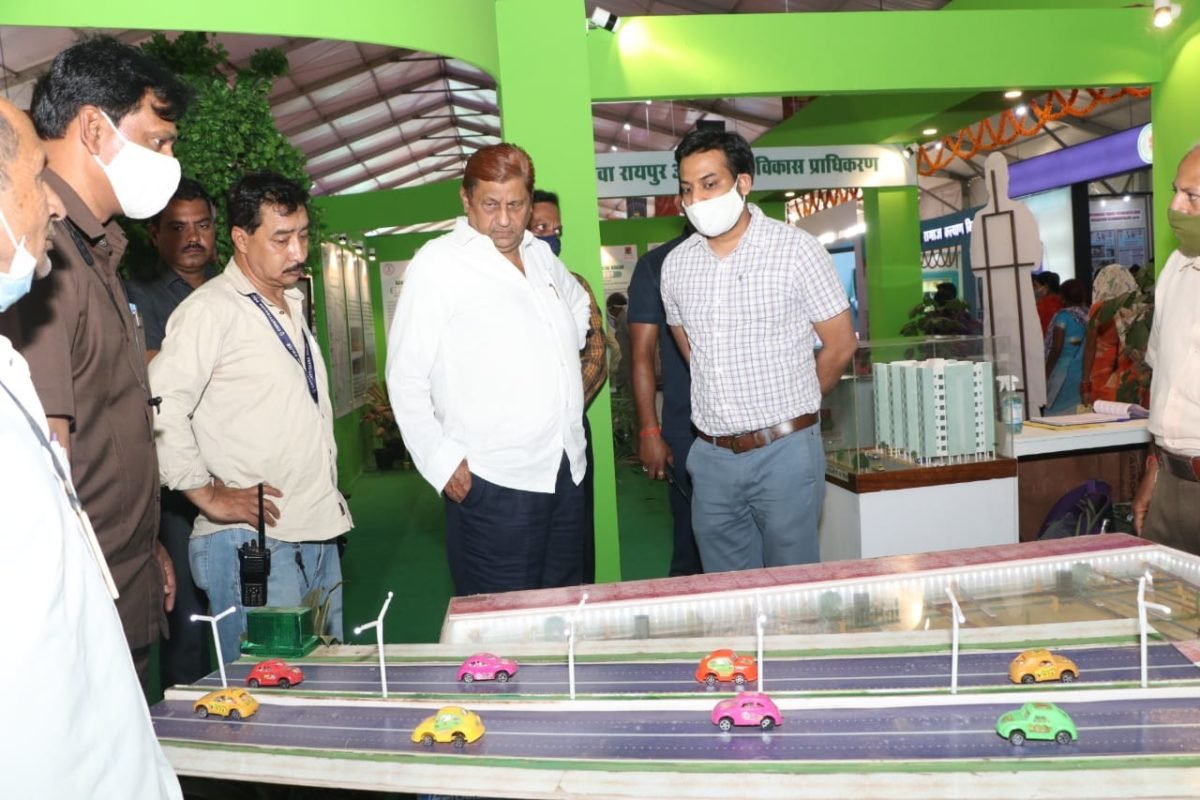 मंत्री मो. अकबर ने आरडीए के प्रदर्शनी स्टॉल का किया अवलोकन