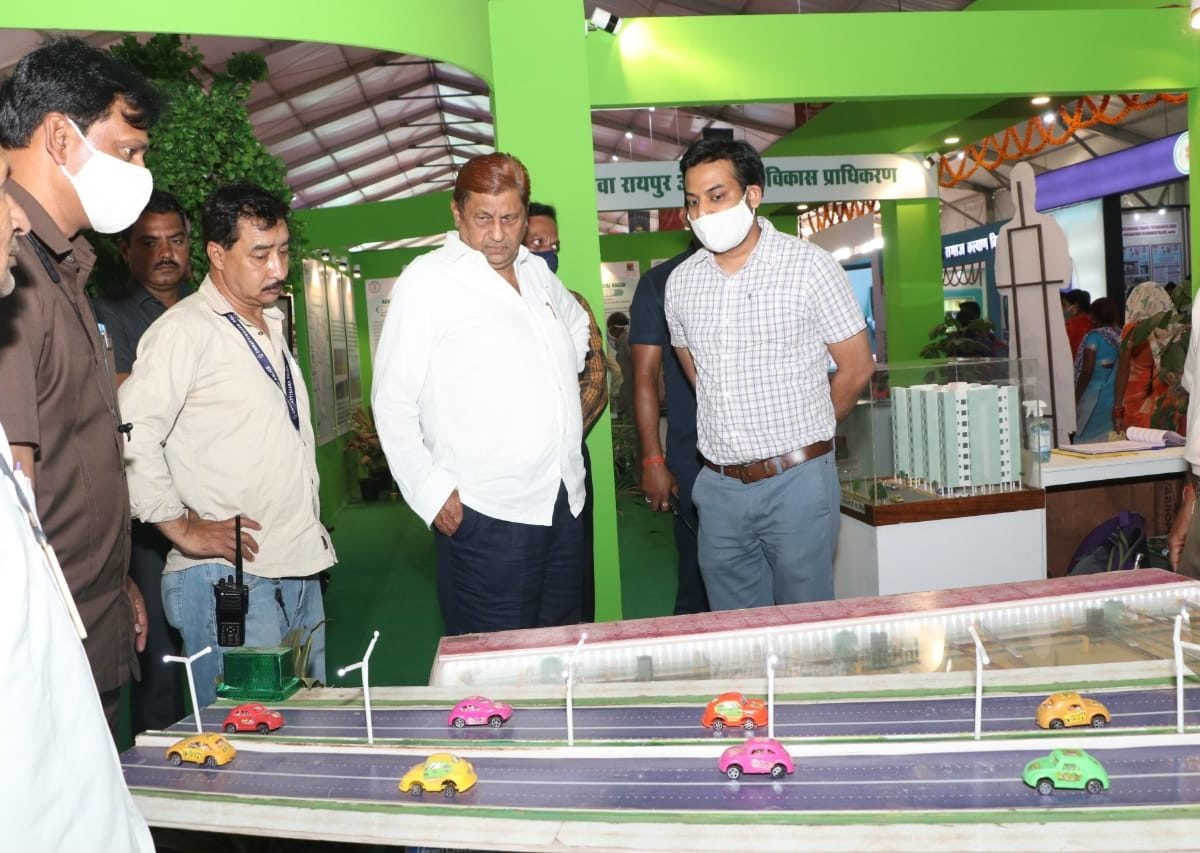 मंत्री मो. अकबर ने आरडीए के प्रदर्शनी स्टॉल का किया अवलोकन