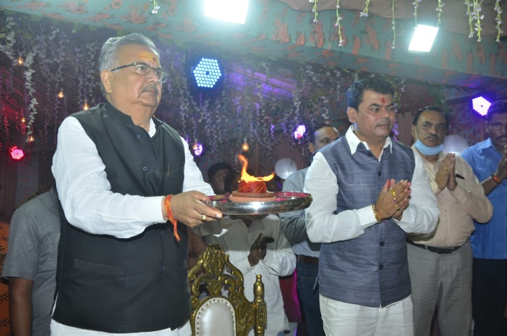 डॉ. रमन पहुंचे खुर्सीपार, पूजा-अर्चना के साथ मातारानी का किया पुष्प महाभिषेक