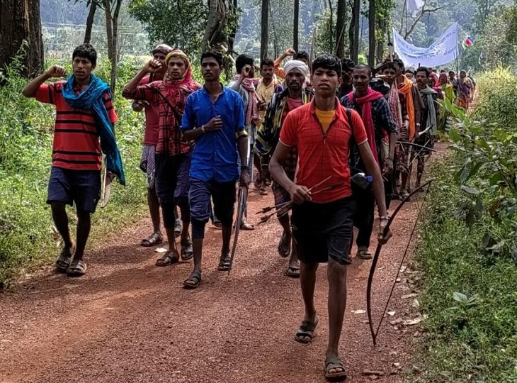 सड़क चौड़ीकरण: देव स्थल बांस का जंगल भी आ रहा, ग्रामीणों ने किया विरोध प्रदर्शन