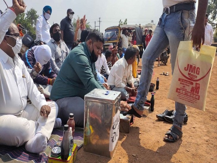 तालाबों की सफाई के लिए जूता पॉलिश कर किया विरोध प्रदर्शन