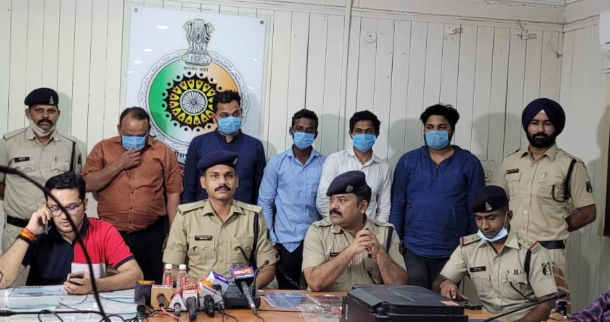 क्रेडिट कार्ड से लोन दिलाने का झांसा देकर 4 करोड़ की ठगी