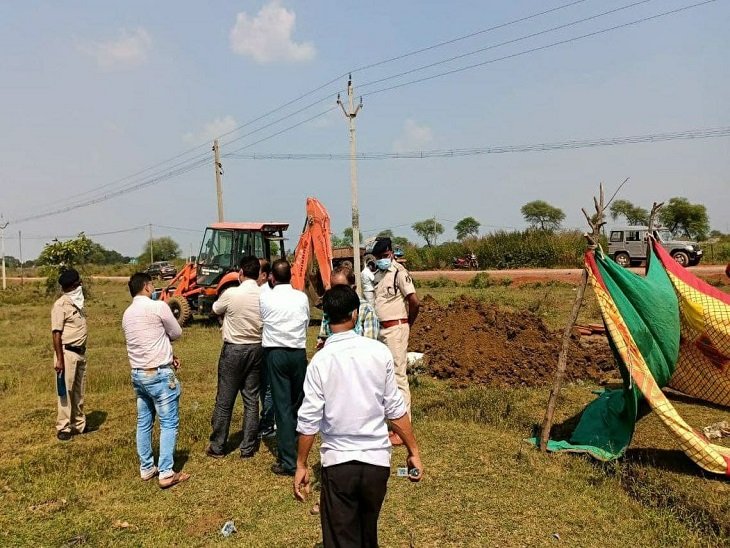 2 बच्चे के शव को कब्र से निकाला गया, सांप के काटने से हुई थी मौत