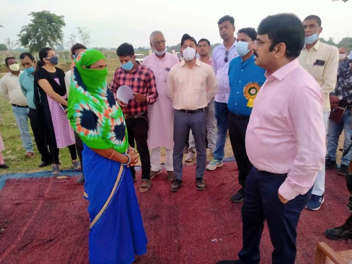 मल्टीएक्टिविटी सेंटर के रूप में विकसित कर गौठान को आत्मनिर्भर बनाएं : कलेक्टर