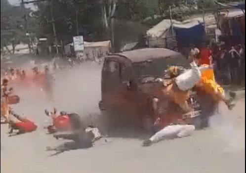 गांजे से भरी गाड़ी ने दुर्गा विसर्जन के लिए जा रहे लोगों को रौंदा; एक की मौत, 26 घायल