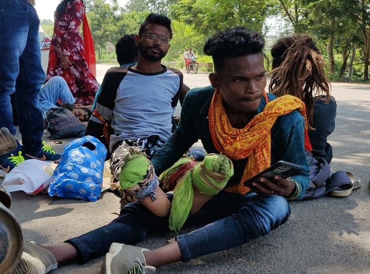 श्रद्धालु घुटनों के बल और पैदल पहुंचे मां दंतेश्वरी मंदिर