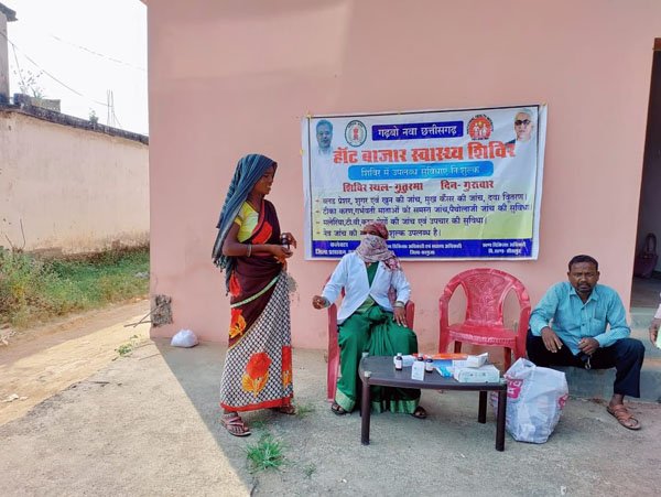 हाट-बाजार क्लीनिक में 35 ग्रामीणों ने कराई ईलाज