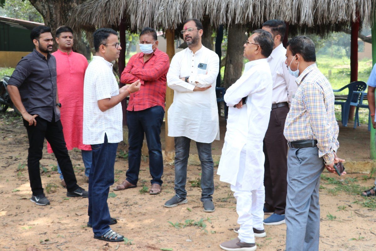 विधायक, सीएम के संसदीय सलाहकार, कलेक्टर ने किया गांधी ग्राम का निरीक्षण