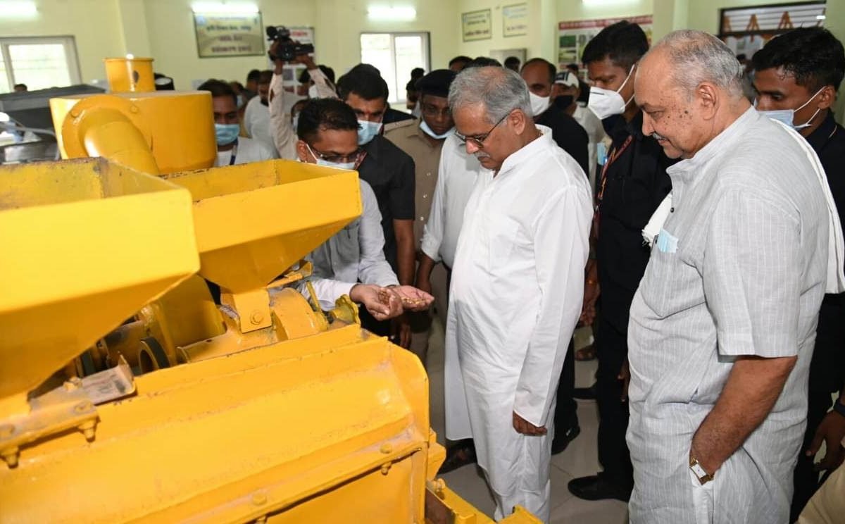 मुख्यमंत्री ने कृषि विश्वविद्यालय द्वारा विकसित प्रसंस्करण इकाईयों की सराहना की