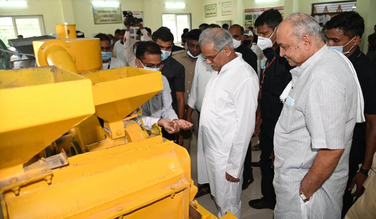 मुख्यमंत्री ने कृषि विश्वविद्यालय द्वारा विकसित प्रसंस्करण इकाईयों की सराहना की