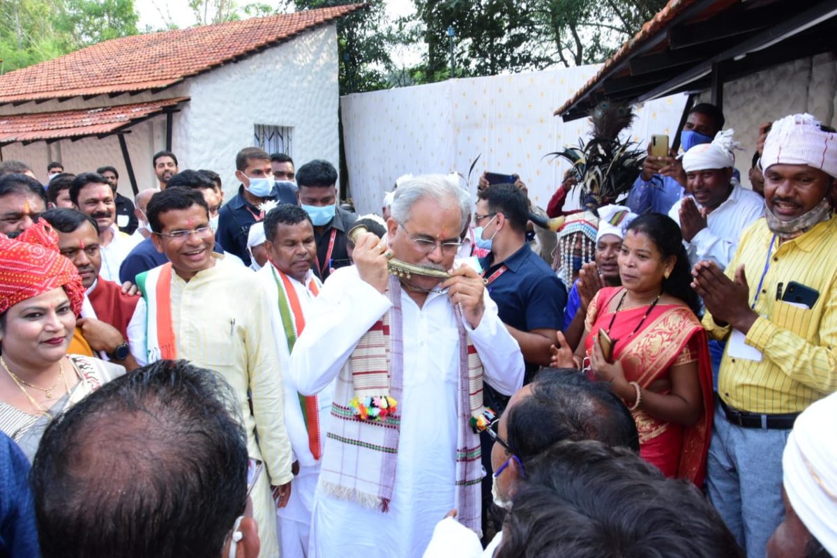 बस्तर की जनजातीय संस्कृति के रंग में रंगे दिखाई दिए मुख्यमंत्री भूपेश बघेल