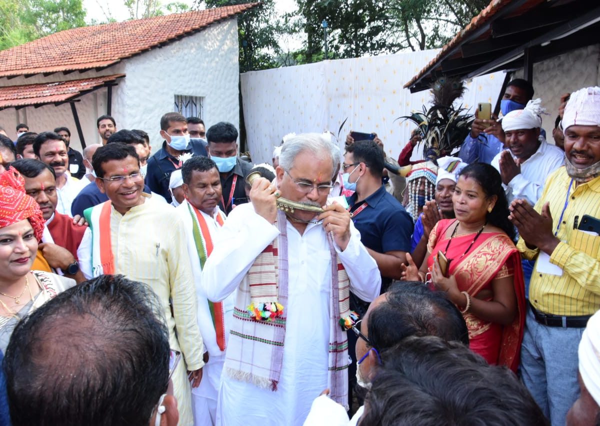 बस्तर की जनजातीय संस्कृति के रंग में रंगे दिखाई दिए मुख्यमंत्री भूपेश बघेल