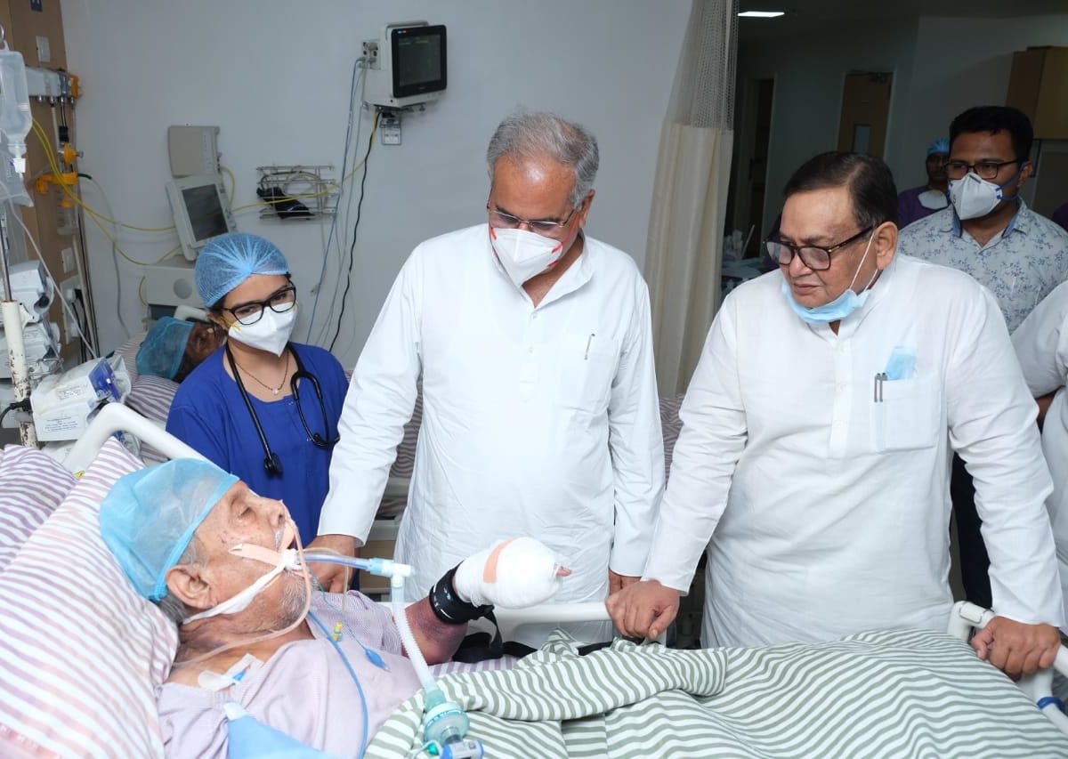 मुख्यमंत्री ने अस्पताल पहुंचकर विद्यासागर अग्रवाल के स्वास्थ्य की जानकारी ली