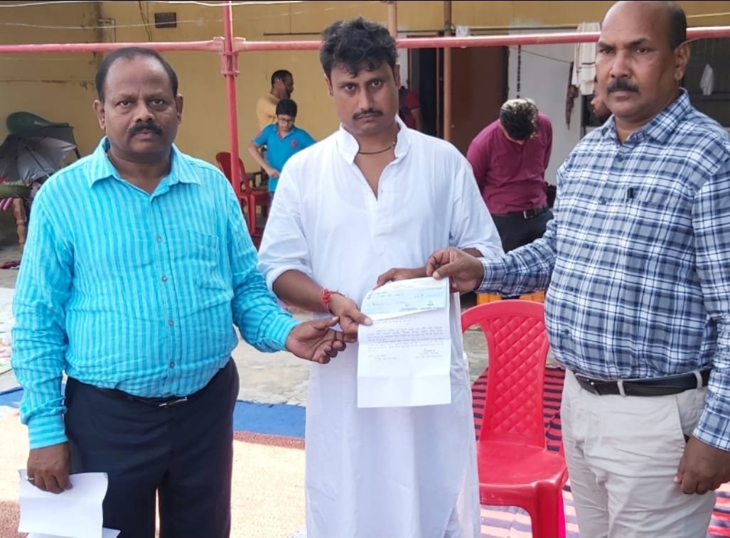 संविदा लेखापाल स्व. प्रीति पटेल के परिजनों को अनुकंपा अनुदान राशि प्रदाय की गई