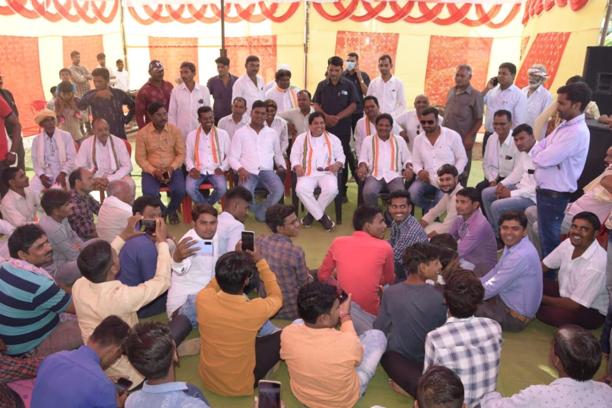 रायपुर : मंत्री डॉ. डहरिया ने गांव के चौक पर लगाई चौपाल