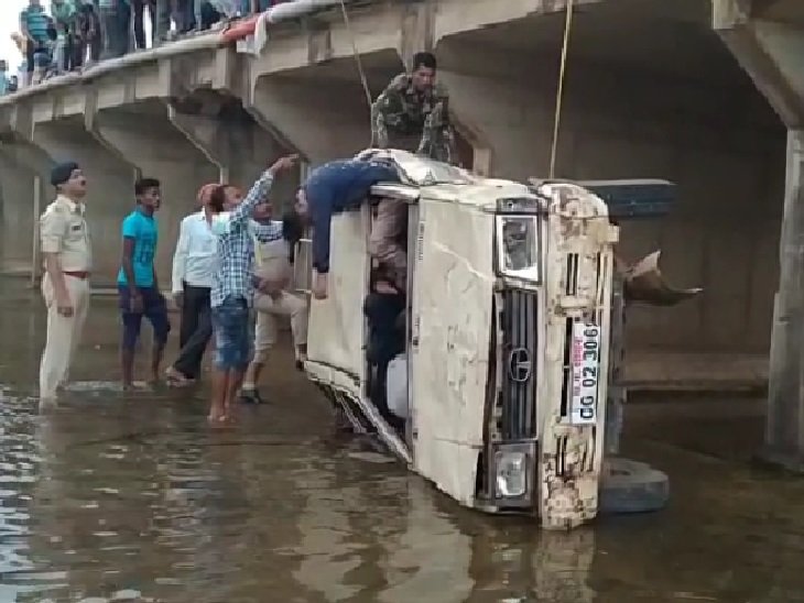 नदी में गिरी सरकारी गाड़ी, 2 टीचरों की मौत