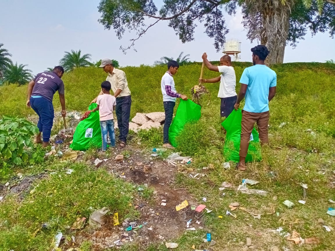 लोहारा ब्लॉक के ग्राम सिल्हाटी में युवाओं ने चलाया स्वच्छता अभियान