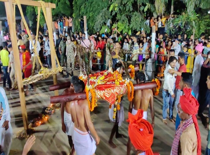 बस्तर दशहरा :कांटों के झूले में बैठकर काछनदेवी देती हैं राजा को अनुमति
