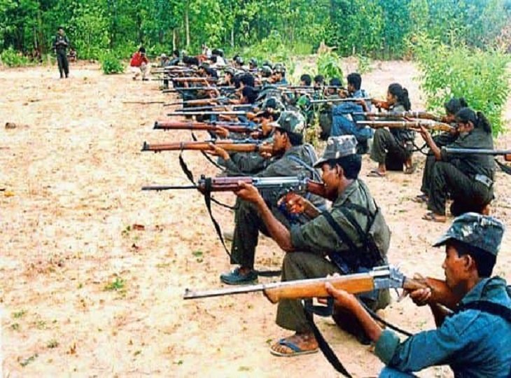 नक्सली मुठभेड़: SOG ने 2 महिला सहित 3 नक्सलियों को मार गिराया