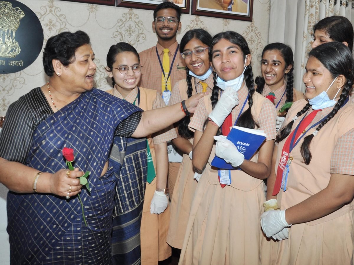 राज्यपाल से स्कूली बच्चों ने कहा- हम भी गवर्नर बनेंगे