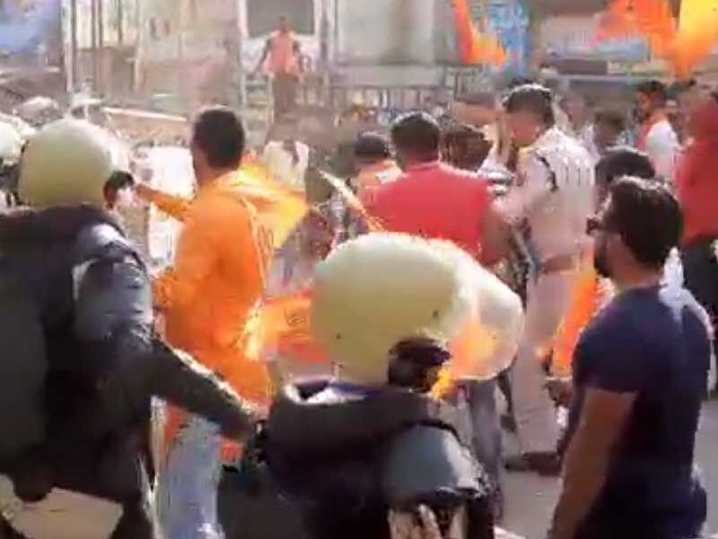 राजनांदगांव में झड़प, पुलिस ने जगह-जगह लगाए बेरिकेड्स