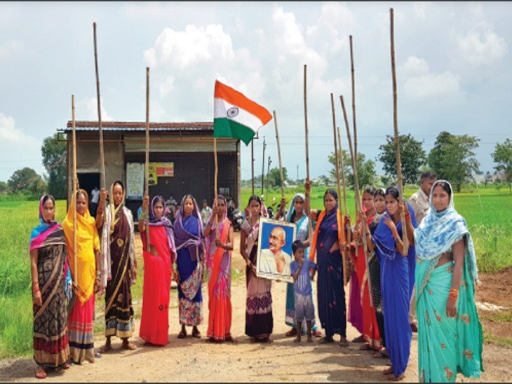 गांधी की तस्वीर लेकर शराब की दुकान हटाने के लिए 31 दिन तक आंदोलन