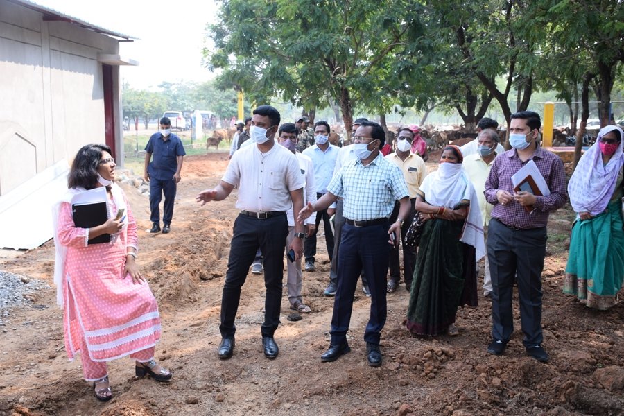 मुख्यमंत्री के विशेष सचिव ने भटगांव, सारंगपुरी व देवपुर गौठान का किया मुआयना