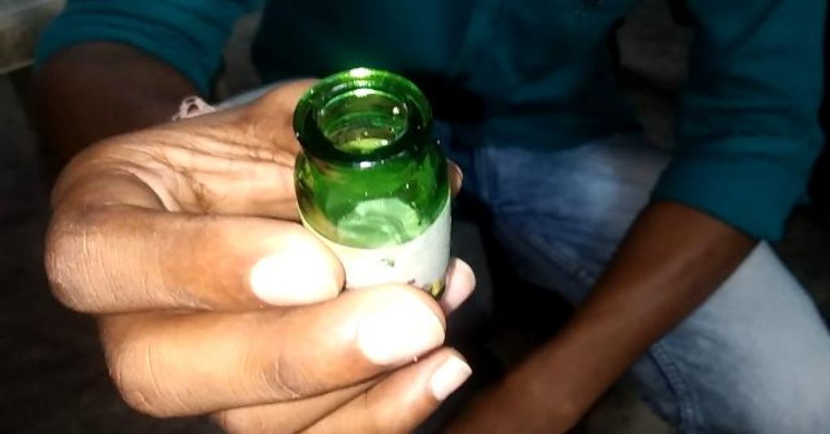 सांप भगाने की दवा बताकर पड़ोसी ने दिया महिला को एसिड, बोतल खोलते ही झुलसी