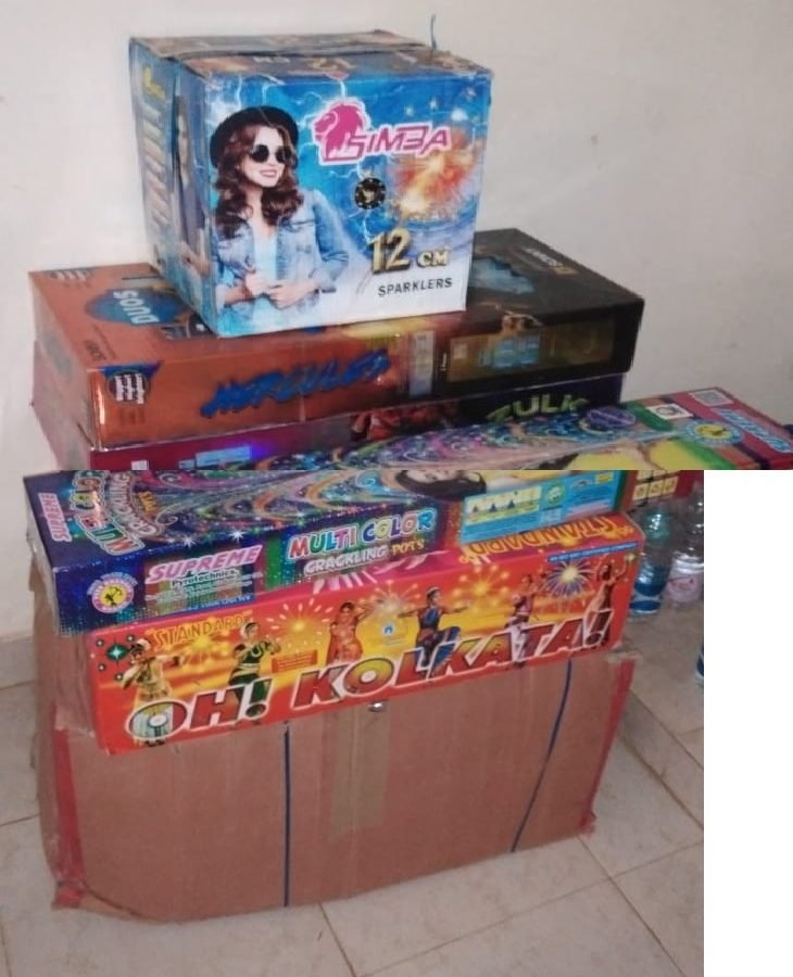 पटाखों का अवैध कारोबार, व्यापारी गिरफ्तार