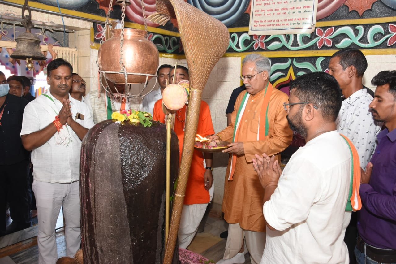 अगेसारा में मुख्यमंत्री ने माँ डिडनेश्वरी के किए दर्शन, सोनपुर में मां ज्वाला का किया दर्शन