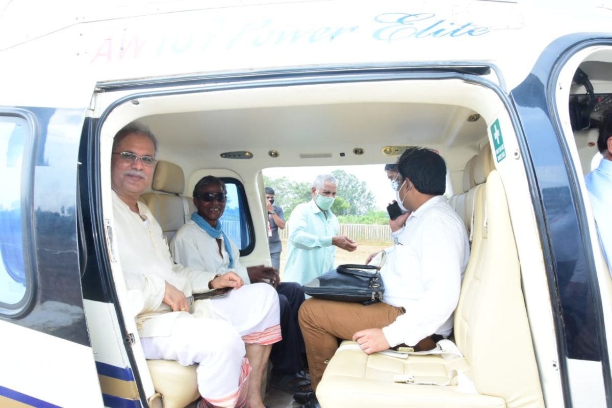 रायपुर : मुख्यमंत्री जब अपने बचपन के दोस्त को हेलीकॉप्टर में बिठाया और साथ में ले गए रायपुर : नया खाई के मौके पर पैतृक गांव कुरूदडीह पहुंचे थे मुख्यमंत्री