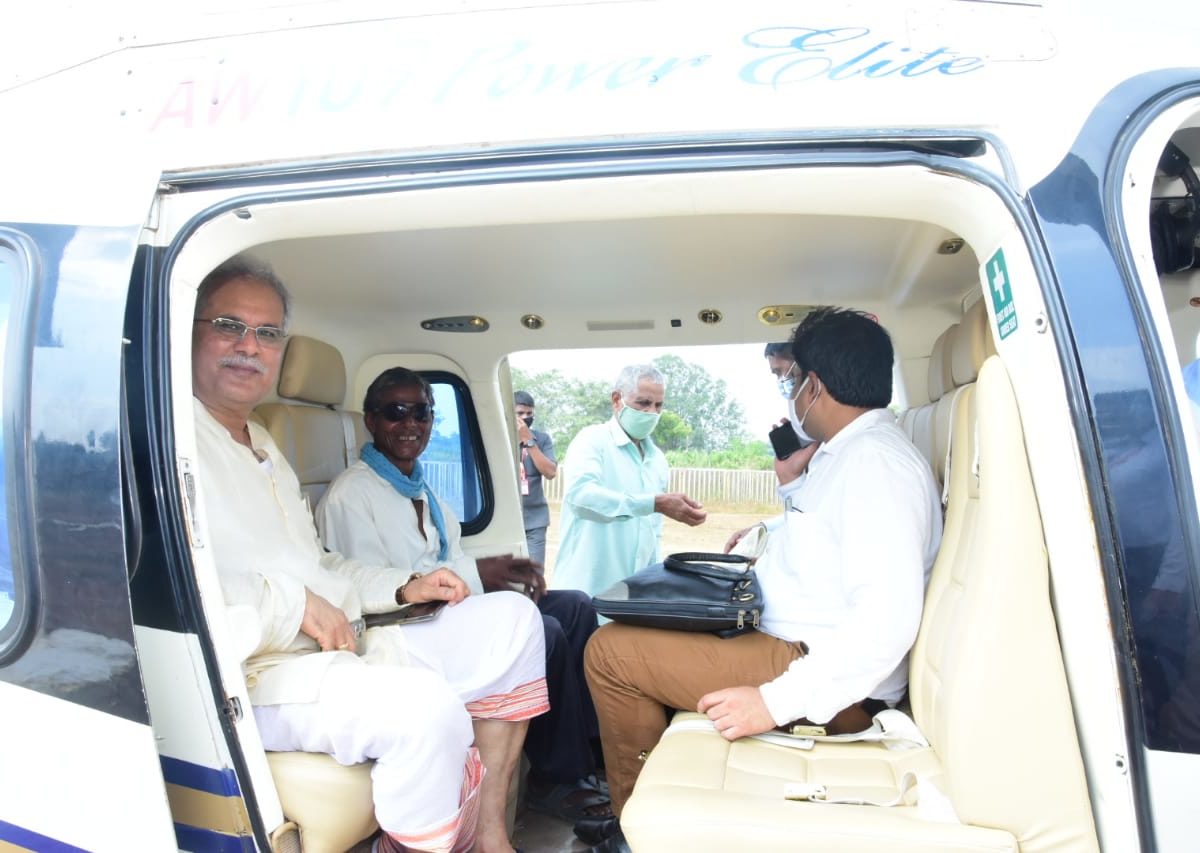 रायपुर : मुख्यमंत्री जब अपने बचपन के दोस्त को हेलीकॉप्टर में बिठाया और साथ में ले गए रायपुर : नया खाई के मौके पर पैतृक गांव कुरूदडीह पहुंचे थे मुख्यमंत्री