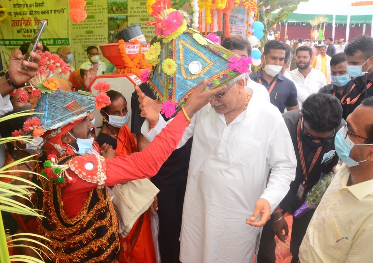 मुख्यमंत्री का ग्राम पंड़ोतरा के चरवाहा गोपाल राम यादव ने खुमरी पहनाकर किया स्वागत