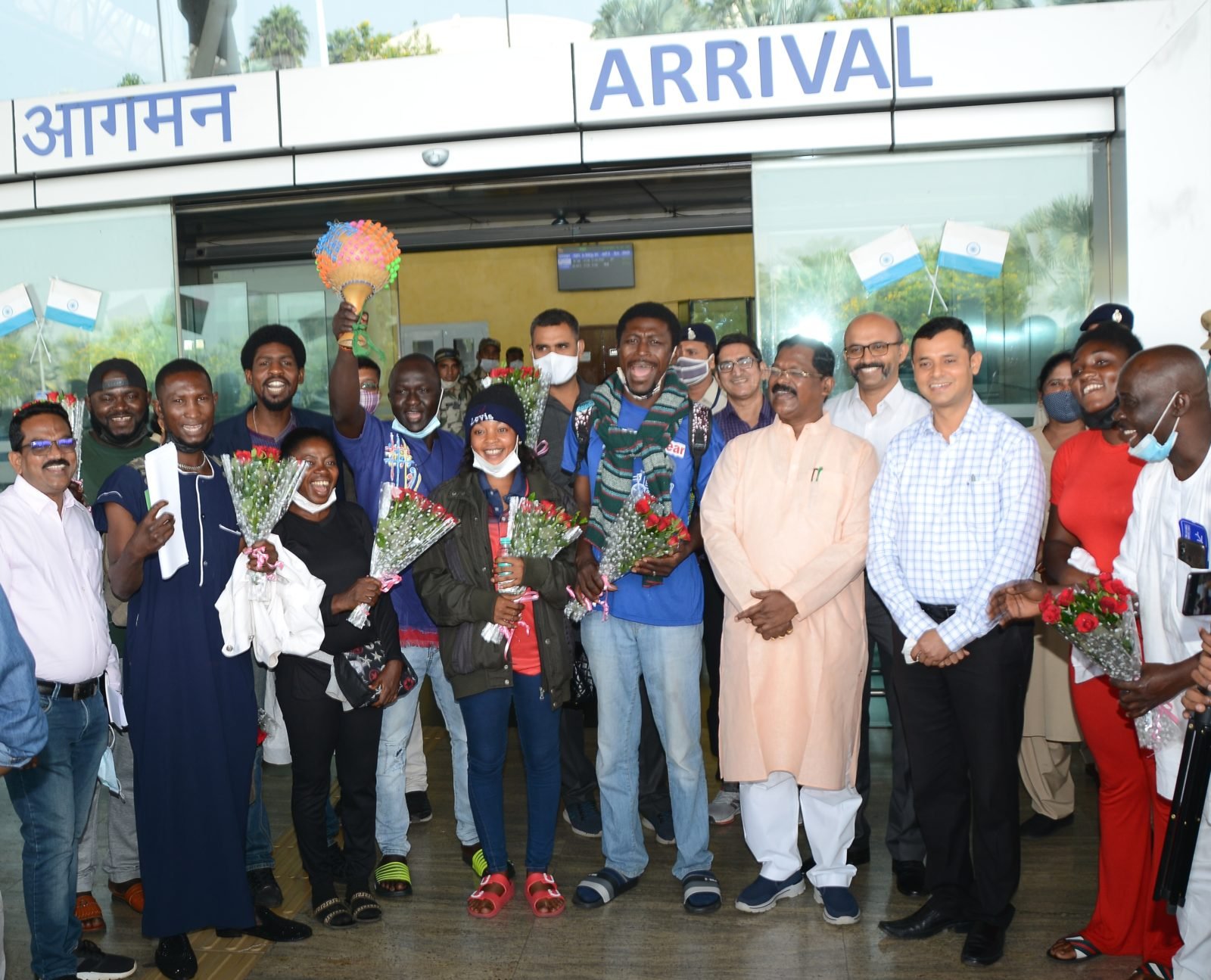 नाइजीरिया के कलाकारों के रायपुर पहुंचने पर संस्कृति मंत्री श्री ने किया स्वागत