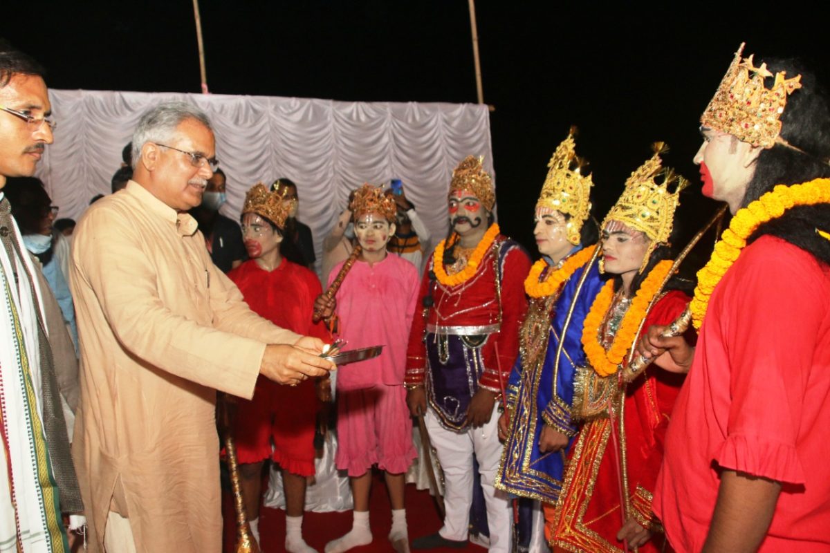 मुख्यमंत्री भूपेश बघेल कुम्हारी के दशहरा उत्सव में हुए शामिल