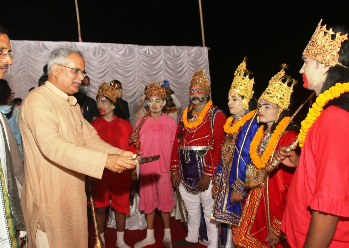 मुख्यमंत्री भूपेश बघेल कुम्हारी के दशहरा उत्सव में हुए शामिल