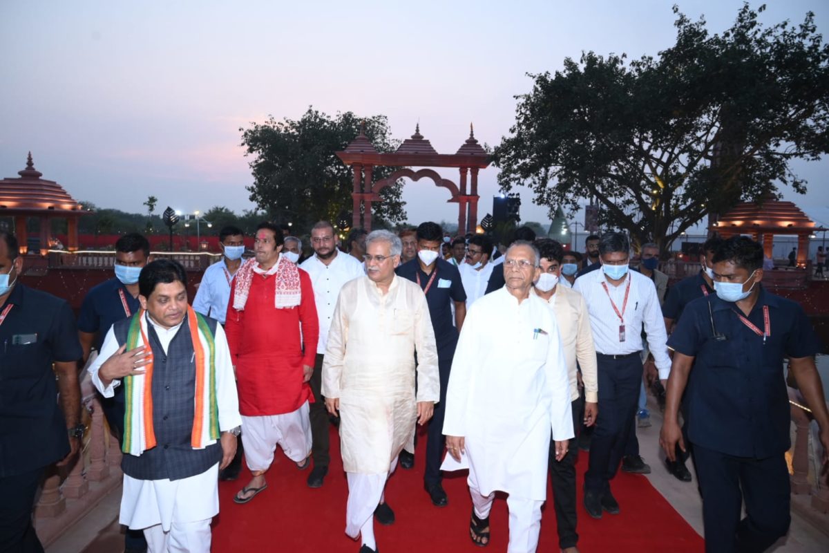 रायपुर : मुख्यमंत्री श्री भूपेश बघेल ने चंदखुरी में माता कौशल्या मंदिर परिसर जीर्णाेद्धार, सौंदर्यीकरण एवं अधोसंरचना विकास के कार्यों का किया लोकार्पण