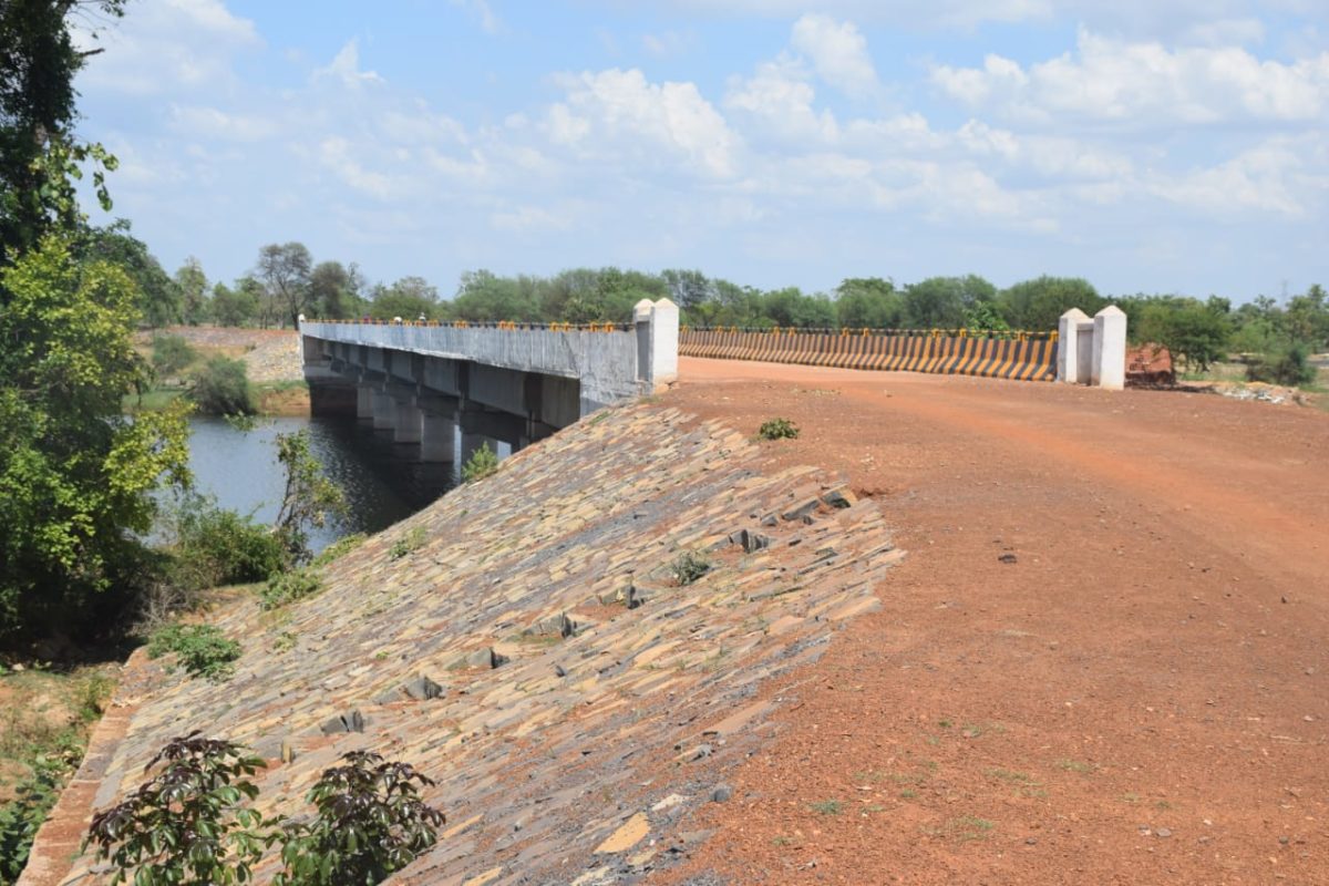 बोराई नदी पर पुल बनने से 12 ग्राम केलोगों को मिली आवागमन की सुविधा