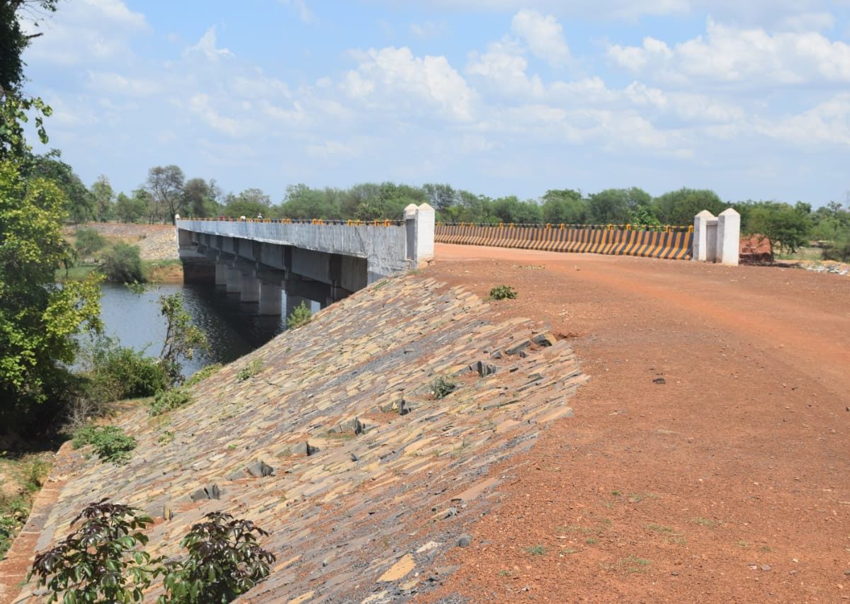 बोराई नदी पर पुल बनने से 12 ग्राम केलोगों को मिली आवागमन की सुविधा