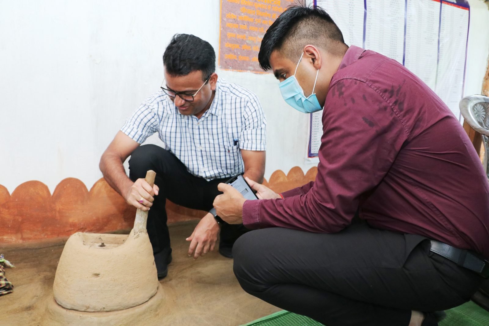 कोदो दरने का जाॅंता देखकर खुश हुए कलेक्टर