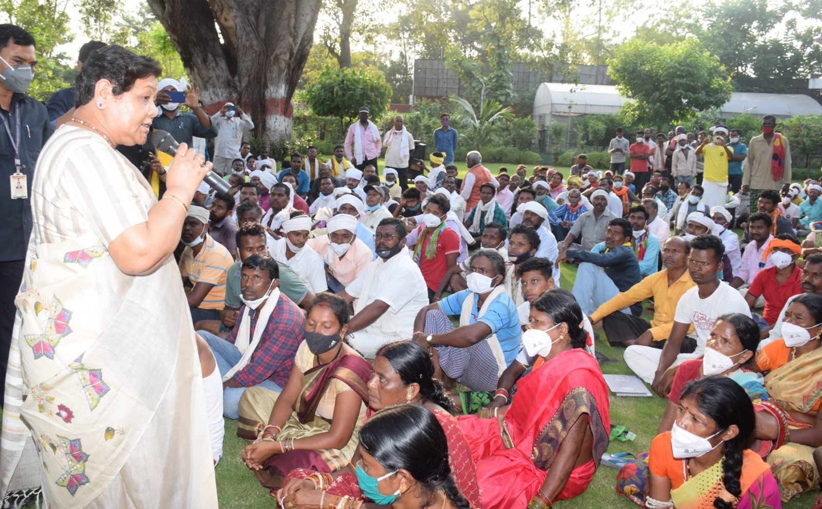 राज्यपाल से बस्तर के आदिवासियों ने मुलाकात की