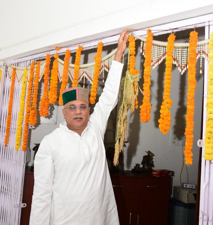 मुख्यमंत्री ने धान की झालर चिरई-चुगनी से सजाया घर