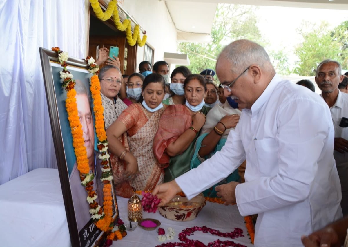 मुख्यमंत्री डॉ. रामकुमार सिरमौर की श्रद्धांजलि सभा में शामिल हुए