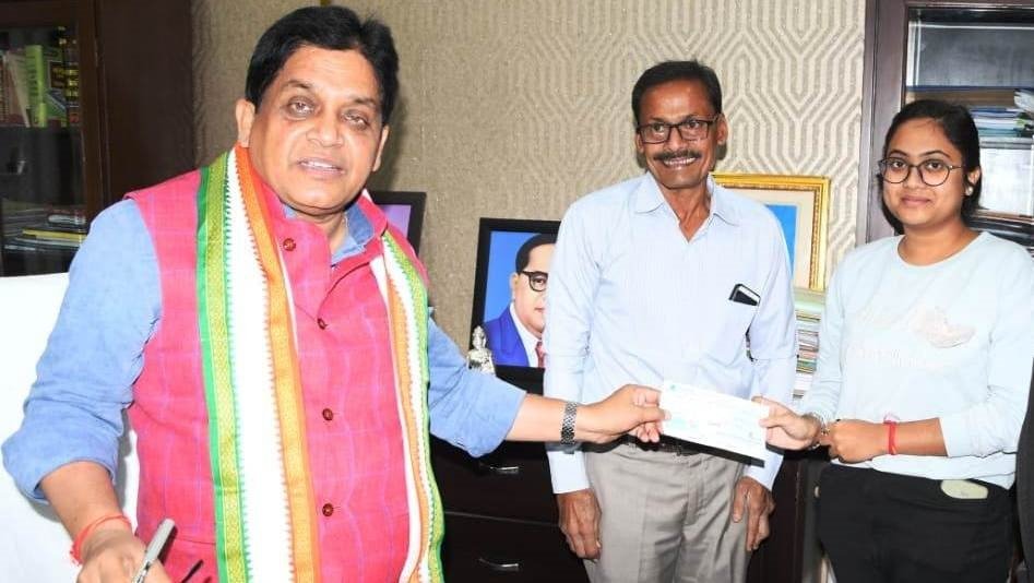 भाविषा वर्मा को पढ़ाई के लिए अनुदान सहायता