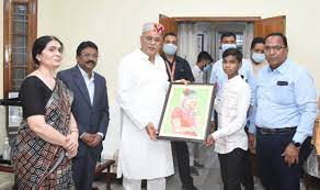 मुख्यमंत्री ने किया नन्हे चित्रकार हर्ष रजक का उत्साहवर्धन