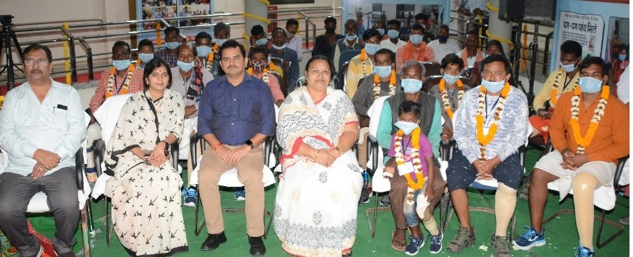 पुनर्वास केन्द्र में सरगुजा जिले के 14 दिव्यांगजन को लगे कृत्रिम पैर