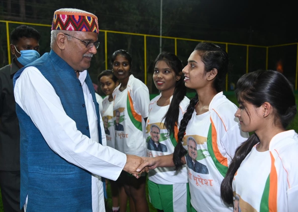 मुख्यमंत्री बघेल ने गोल मारकर फुटबॉल ग्राउंड का किया उद्घाटन